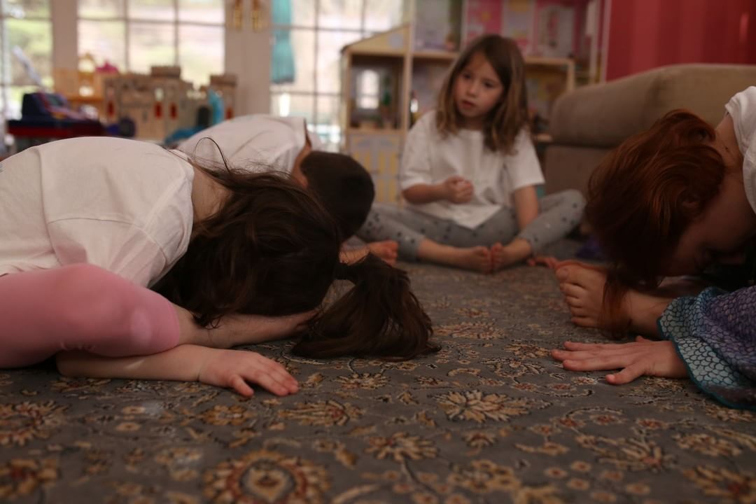 Laraellenh's tweet photo. When I am feeling shy, I hide in my shell 🧘🏻♀️
Yoga poses for kids: Turtle pose 🐢
#mindful #mindfulness #kidsyoga #yogaforkids #lifelonghealthyhabits #yogawithkids #turtlepose https://t.co/J1WElMBkRU