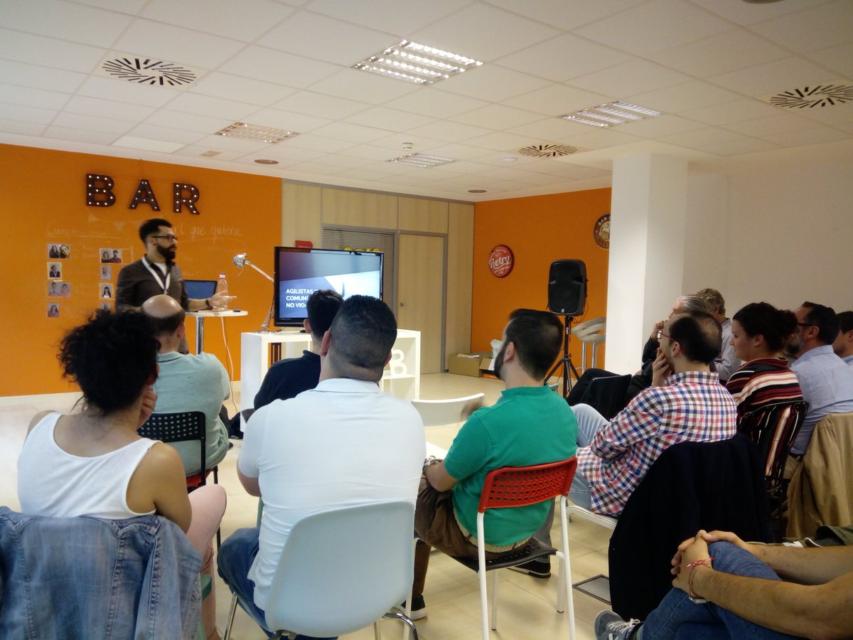 Roiback_Tech's tweet photo. Con @iam_pbernardo en @habitissimo disfrutando de la charla sobre la comunicación no violenta! https://t.co/ffojPI15jy