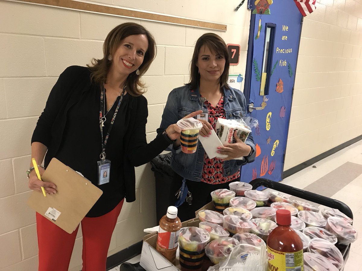 belval2014's tweet photo. We appreciate you! Fruity Tuesday for our lovely staff! @DerryCares #TeacherApppreciationWeek #fruit #12daysofschool #healthysnack #HealthyTexasWeek https://t.co/JJvOoqd9kj