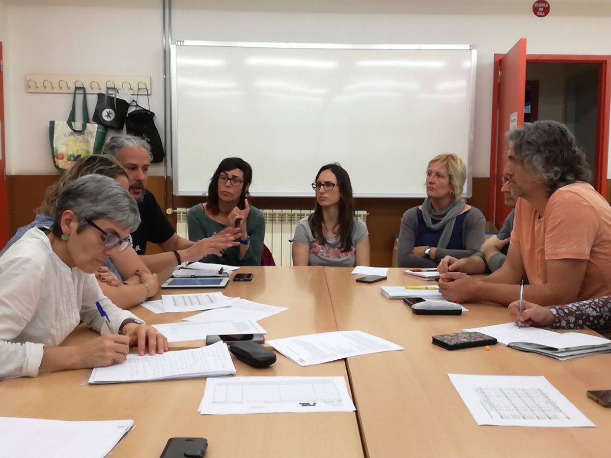 FaBABadalona's tweet photo. Parlant sobre #mapaescolar previ a l'abordatge de la #preinscripció .
S'estan formant ghettos educatius a #Badalona segons la zona? Hi ha #segregació ? És un tema a estudiar amb profunditat per anar-ho treballant. Potser des de fora per ser imparcials? Tema complexe. https://t.co/L59yO9W0O1