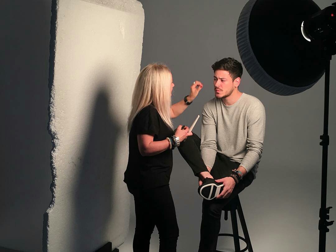 CepedistasLatAm's tweet photo. #Instagram @charo_sanroman  -  Momentos con  @cepeda_ot2017 y rodeada de un gran equipo @sergiolar10 @universalspain @zara.garo @pedrochico @_laura21 @mjose25 @arancha.aguilar 🙏🏼 #makeuptist #hairstyle #ot2017 #singer #artist #music  (photo shoot portada single) https://t.co/1vAz0vVEm2