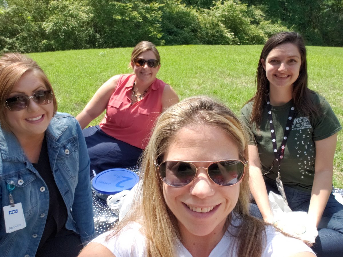 AAnderson6055's tweet photo. L&amp;D team enjoying a sunny afternoon lunch picnic on the MCOE lawn! #EmployeeAdvantage @CBREMemphisCOE https://t.co/ZRwiPsTzTe
