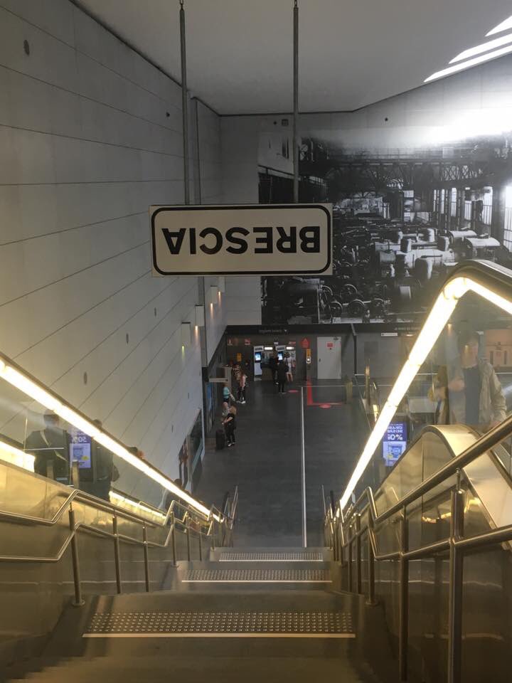 SimonaBordonali's tweet photo. L'attuale amministrazione del Pd é riuscita a mettere Brescia sottosopra!! Noi vogliamo raddrizzarla! #VilardiSindaco#votalega#scriviBordonali
P.s.: fotografia stazione metro Bs. Cartello realmente presente. Progetto di arte in metro voluto dall'attuale amministrazione!!! https://t.co/s8ayMDFSaH