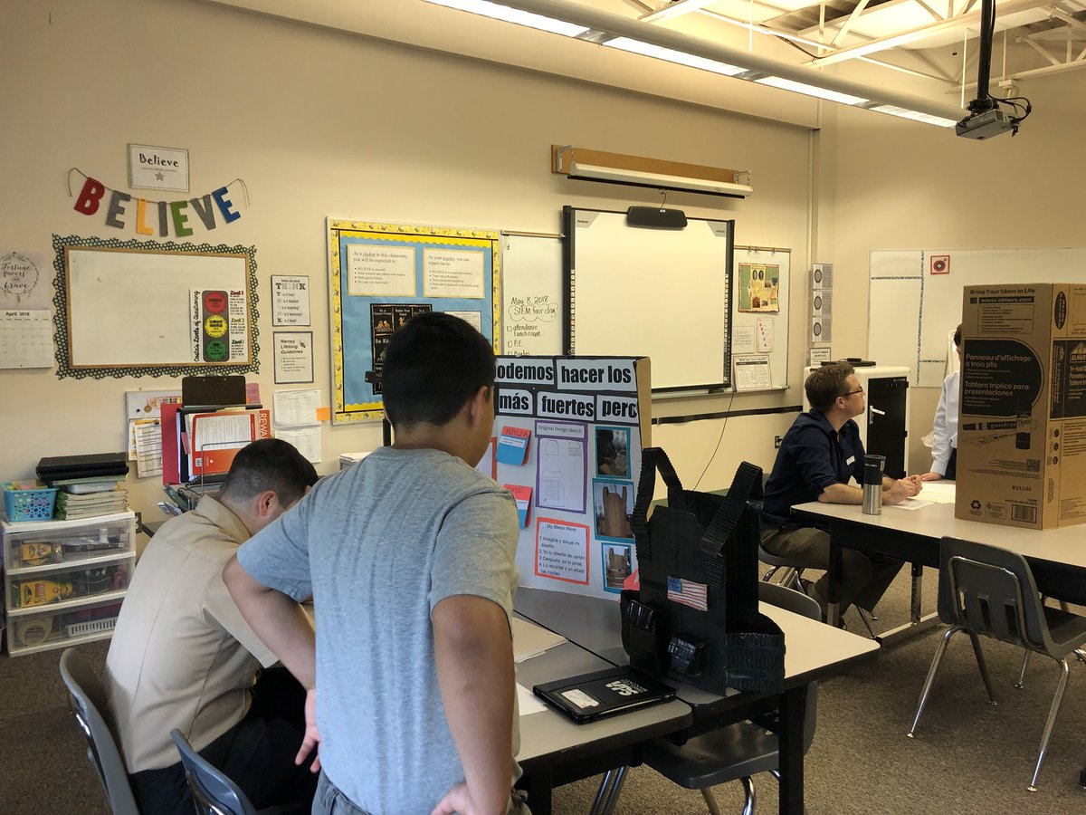 ErichaAnderson's tweet photo. Community professionals and Harney students engaged in discussions about real world STEM issues! #harneylearning https://t.co/z6wWVTJUTW