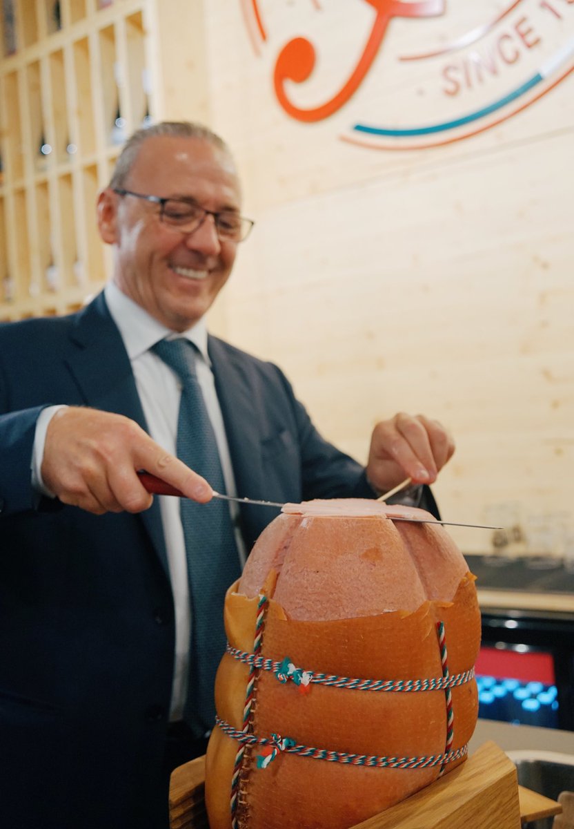 Oggi abbiamo avuto l’onore di avere allo stand #Cibus2018 il Sig. Palmieri in persona. Conoscete la Mortadella Favola del Salumificio Palmieri? Noi la adoriamo e la accompagniamo spesso con la Volpina e con la Tabachéra. Ma sta poi bene con tutte le birre della Linea Classica 😋