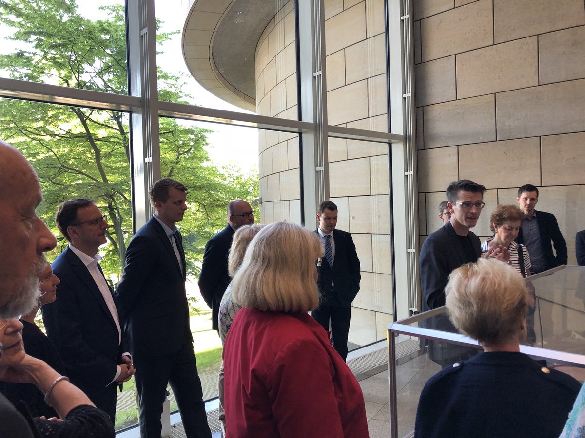 eyesonly78's tweet photo. Wenn man eigentlich an zwei Veranstaltungen gleichzeitig teilnehmen möchte 🤔. Gedankenaustausch zu NRW/UK mit @henninghoene @dbg_duesseldorf und Mobilitätsforum der @FDPFraktionNRW. Gut, dass beide im #ltnrw sind. #eventhopping https://t.co/DWdDJBiQRB