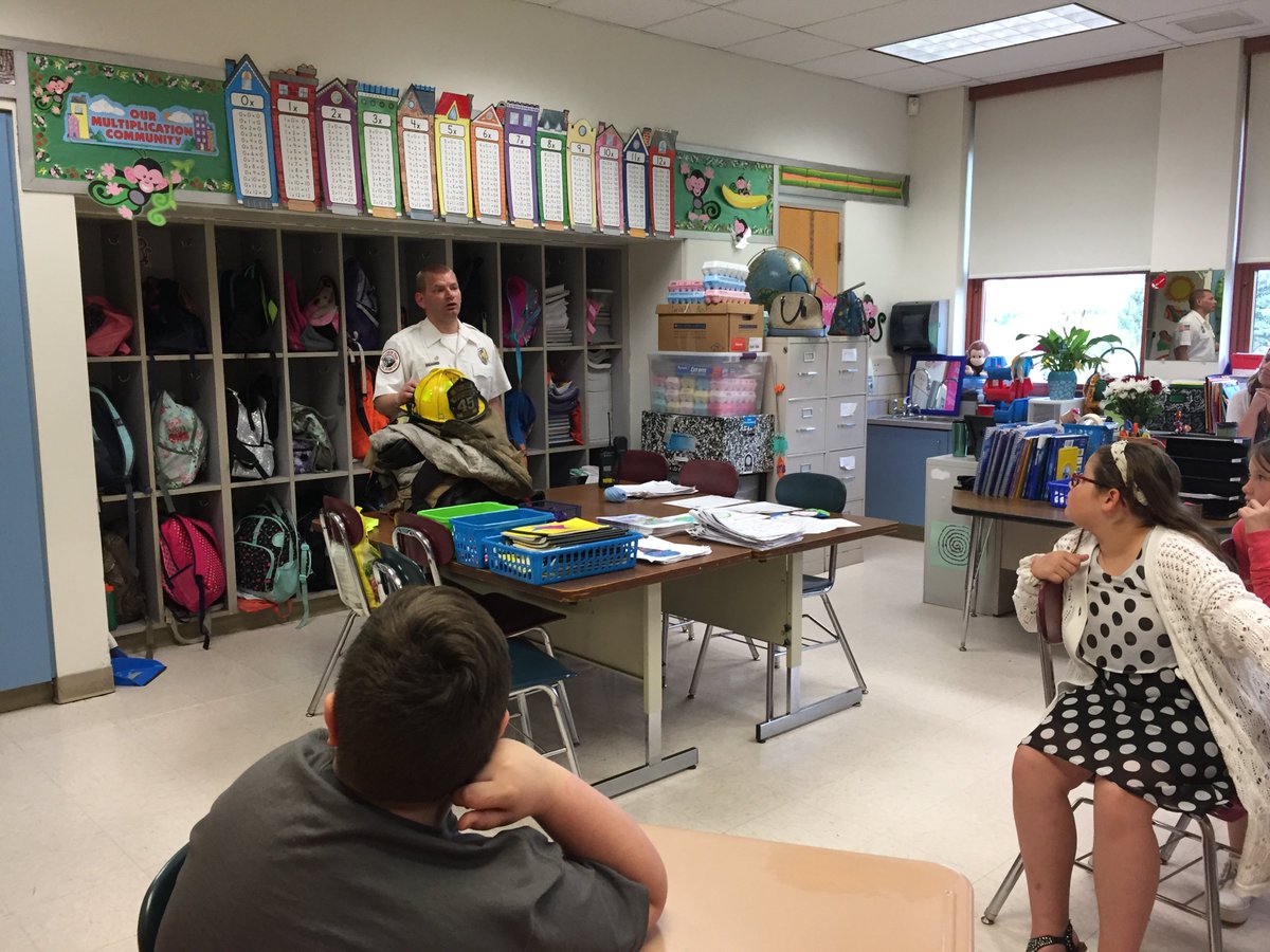 BullskinEle's tweet photo. Thank you to all the volunteers for our Career Day! @MelissaLoy11 @MrsPavlovich #CelebrateCASD https://t.co/ZFzapZpl9O