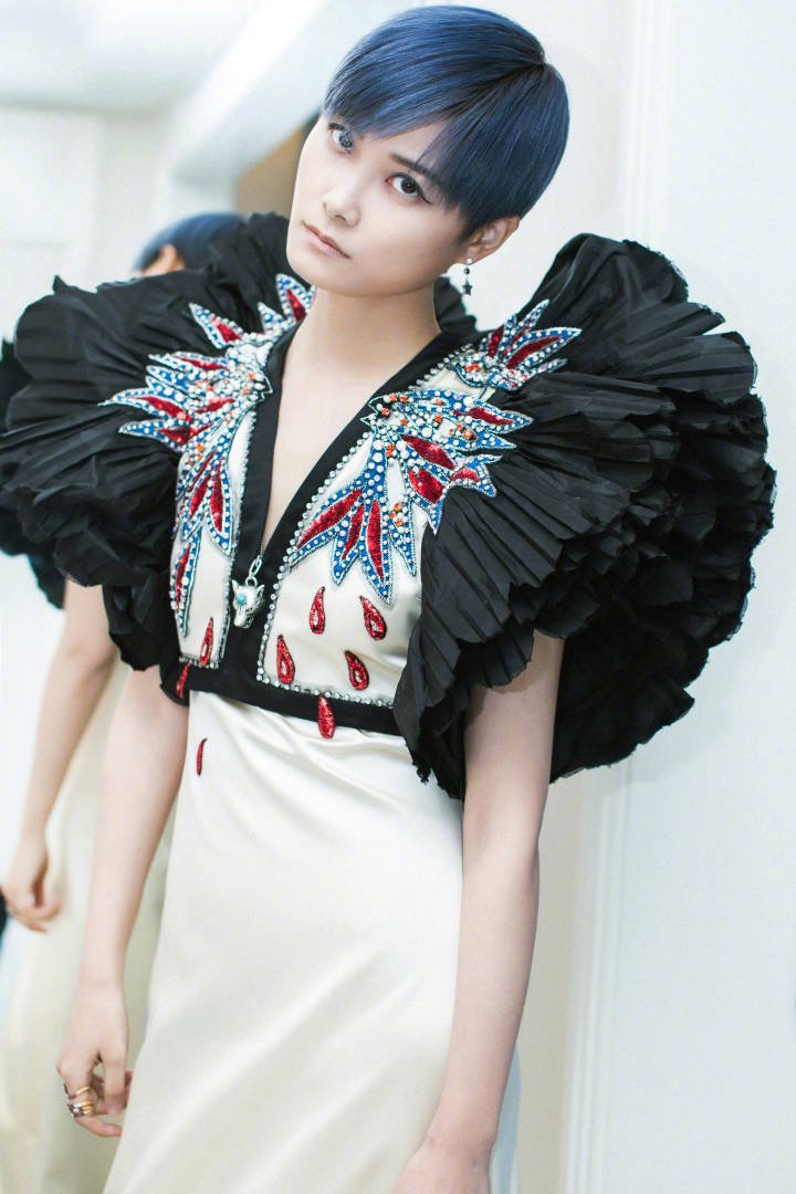 TrendingWeibo's tweet photo. Li Yuchun stuns in a sleek gown designed by Gucci creative director Alessandro Michele for the #Cannes2018 opening ceremony.

#ChrisLee #LiYuchun #李宇春 https://t.co/JSNBimoRZt