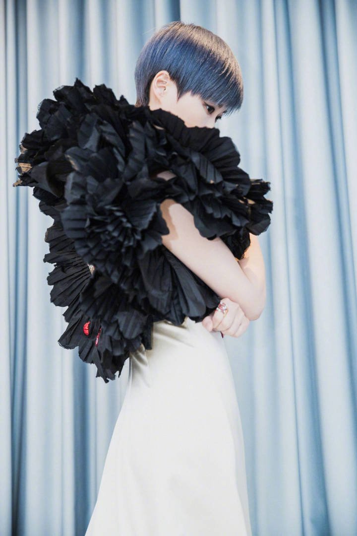 TrendingWeibo's tweet photo. Li Yuchun stuns in a sleek gown designed by Gucci creative director Alessandro Michele for the #Cannes2018 opening ceremony.

#ChrisLee #LiYuchun #李宇春 https://t.co/JSNBimoRZt