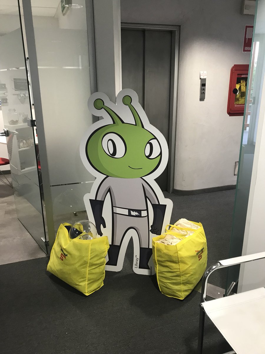 marcoleo88's tweet photo. #ray is ready to travel! @jsconfit we are on the way! @LiferayItalia #liferay #rayontour https://t.co/qUiLIZJrsP