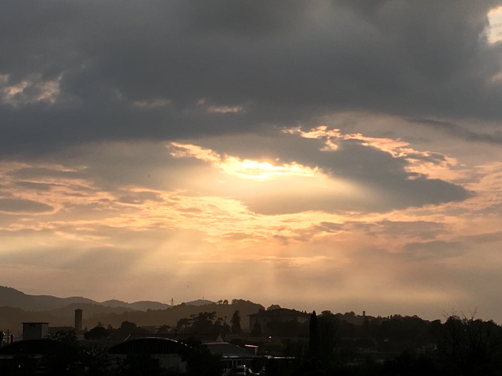 ComeUnaCarezza's tweet photo. Ogni sera il tramonto è più bello in diretta per voi ...
Dolce serata ❤️ https://t.co/aUbVZGYNyi