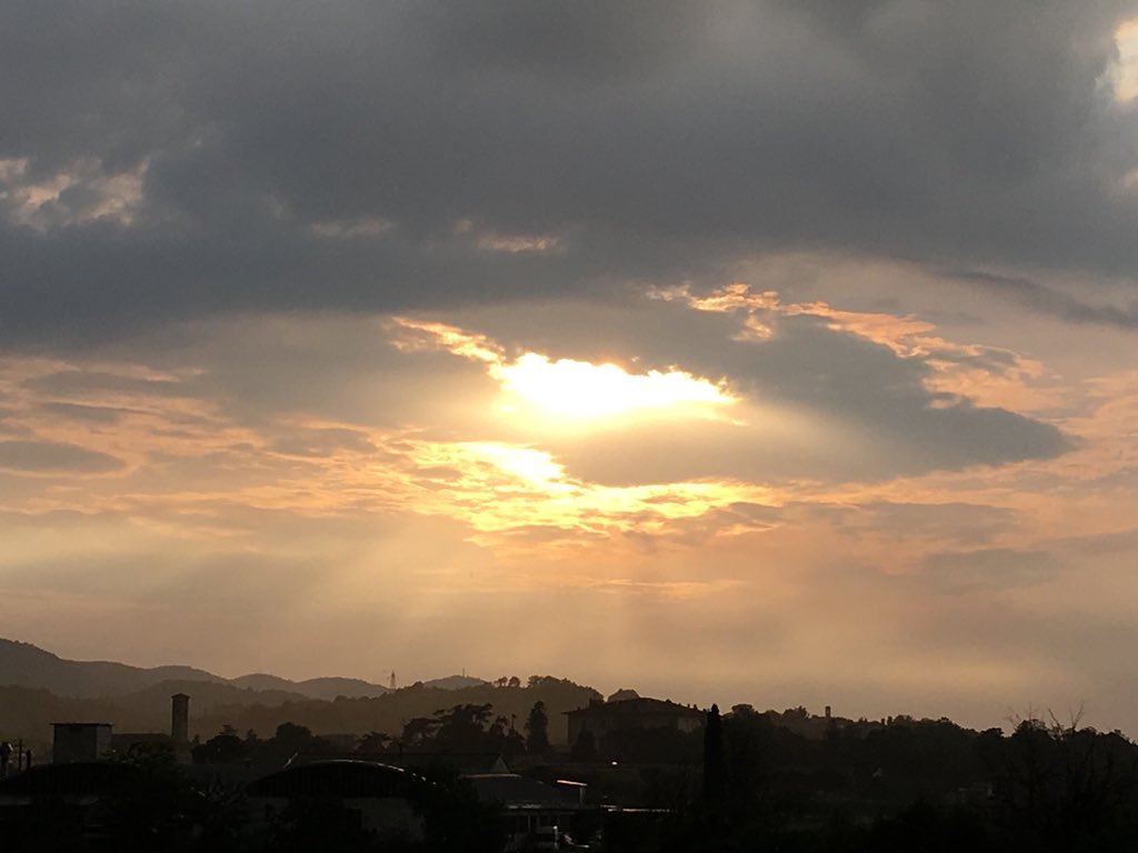 ComeUnaCarezza's tweet photo. Ogni sera il tramonto è più bello in diretta per voi ...
Dolce serata ❤️ https://t.co/aUbVZGYNyi