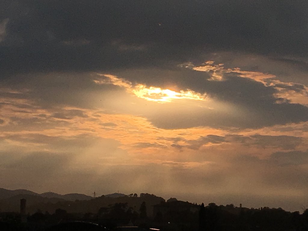 ComeUnaCarezza's tweet photo. Ogni sera il tramonto è più bello in diretta per voi ...
Dolce serata ❤️ https://t.co/aUbVZGYNyi