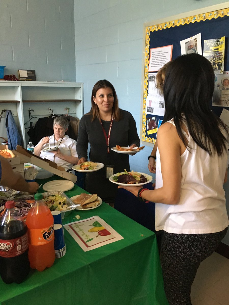 AnnDealy2's tweet photo. Happy Teacher Appreciation Day to all of my O-mazing teacher colleagues! https://t.co/URngpp0omT