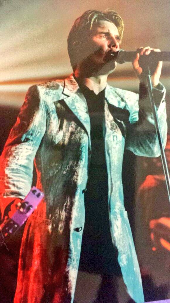 Normsi2's tweet photo. 20 years between pics @GaryBarlow Manchester Apollo
March 1998 &amp; May 2018 🎤❤ https://t.co/LNOe88zLwO
