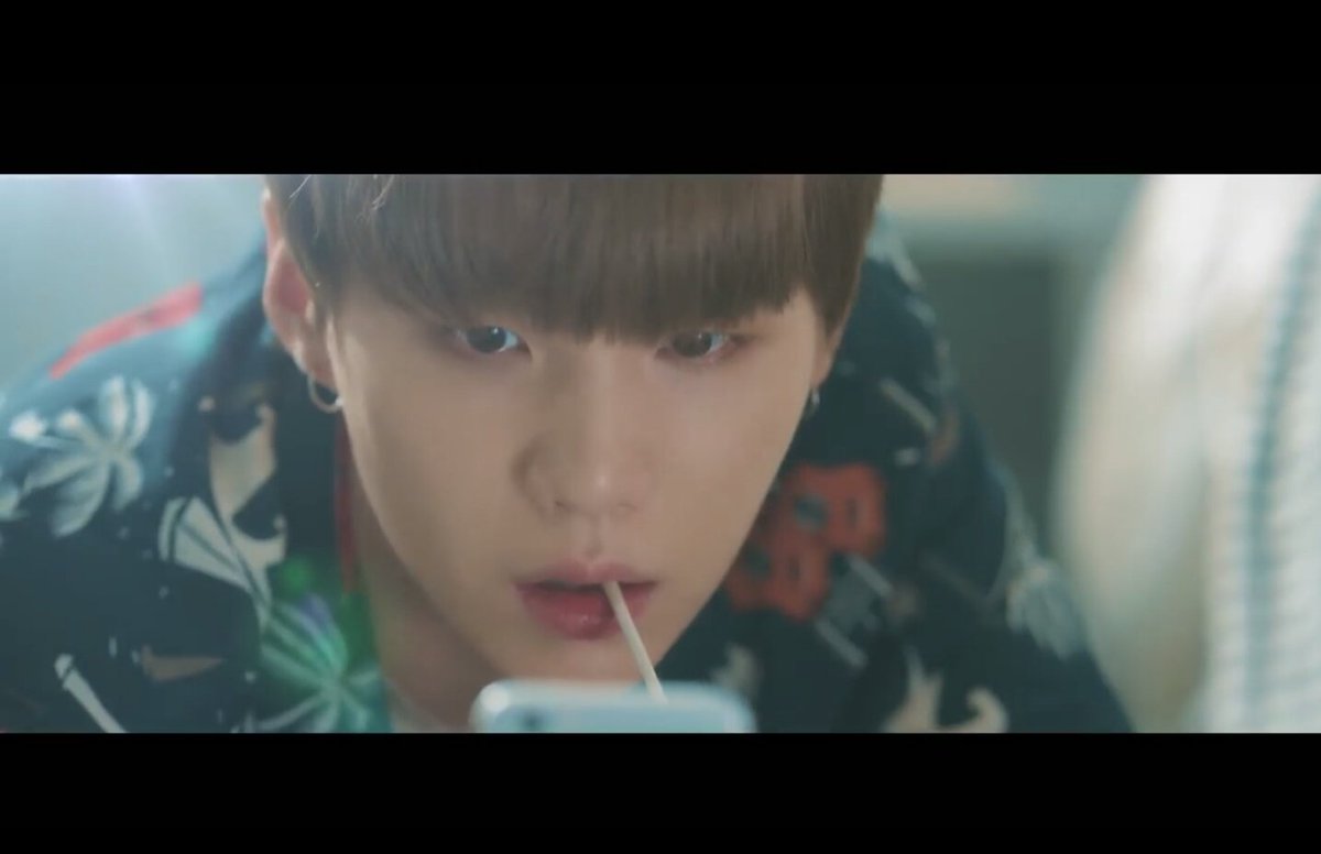 ForBTSARMYBr's tweet photo. A vida de uma ARMY é levar tiro e fazer teoria 

#LOVE_YOURSELF #PremiosMTVMiaw #MTVBRKPOPBTS #MTVLAKPOPBTS https://t.co/bdOxjxOicY