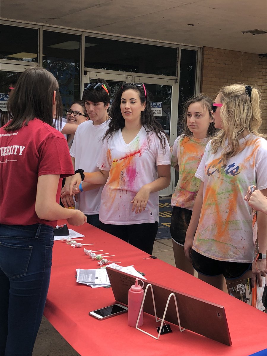 ok_gearup's tweet photo. Hobart’s Color Your Campus was a hit! Thanks to the colleges and community support. Congrats to the seniors! https://t.co/MjEMrTOsTx