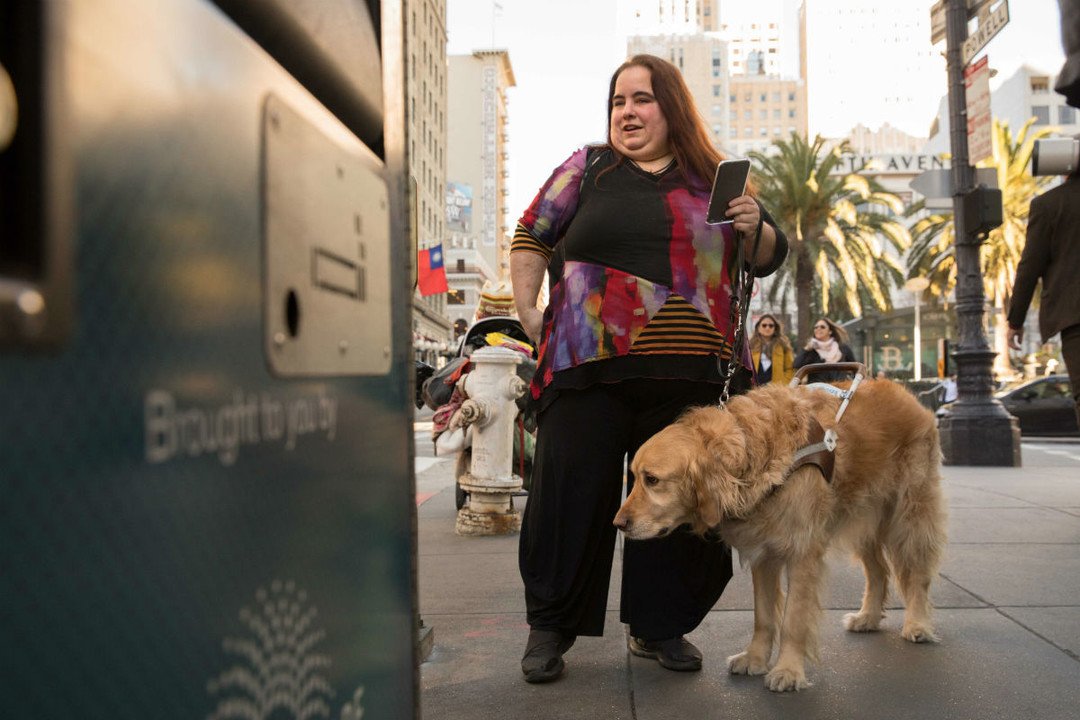 MicrosoftBr's tweet photo. O que a Inteligência Artificial pode fazer pela acessibilidade? Paula Bellizia, presidente da Microsoft Brasil, conta como a tecnologia ajuda pessoas com deficiência a superar as barreiras que o mundo impõe. https://t.co/m89pUp2AfR https://t.co/oUpOiO02xF