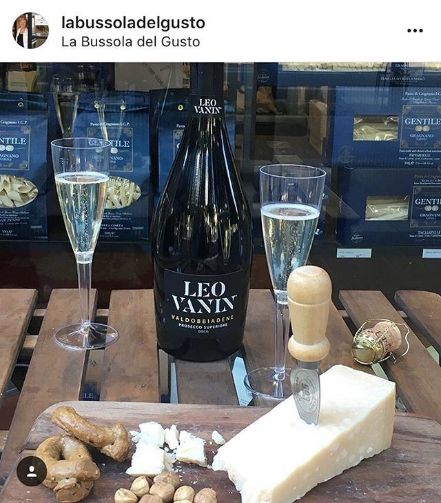 ilsettolo's tweet photo. A royal pairing suggested by our friend and importer in #Paris! #Valdobbiadene #Prosecco #Docg, #parmiggianoreggiano #nocciole! ❤️🇮🇹
.
.
#parmiggiano #valdobbiadenesuperiore #prseccodocg #leovanin #ilsettolo #noisette https://t.co/JuPOUliZKw https://t.co/7TUg5KTL2g