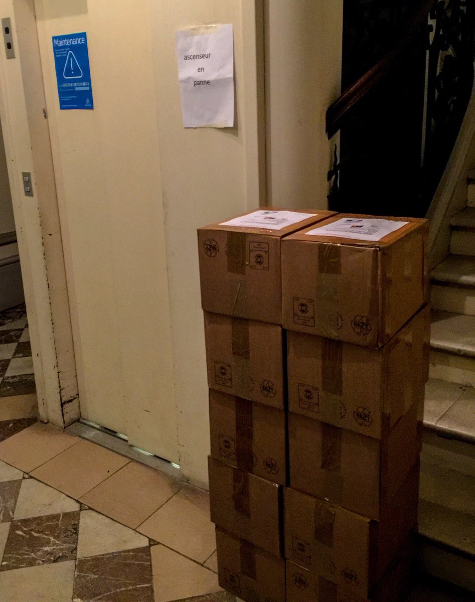 Lutter pour un droit mieux écrit, c’est physique aussi : 3 étages, 100 kg de dépliants, ascenseur en panne... Mais 1000 mercis au 
<a href="/CongresNotaires/">Association Congrès des Notaires de France</a> de Cannes, à son président <a href="/ClergetEmmanuel/">Clerget</a> 
et à Mmes Lamblin et Lemée qui assurent une large diffusion du Concours Solon !