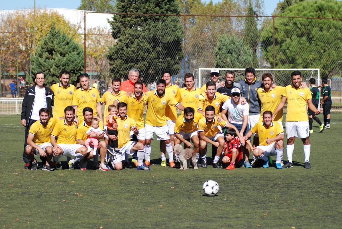 bit.ly/2jFR6Id “Amores como el nuestro cada vez hay menos', reza la bandera que acompaña al equipo todos los domingos a la mañana. 
Un amor al fútbol de un grupo de amigos que lleva 14 años". Gracias por la nota, <a href="/hoysejuega/">HoySeJuega</a> .