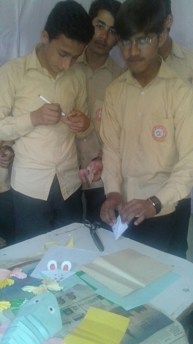 Khadimhussain4's tweet photo. Children of #BaachaKhanSchoolDargai Malakand are implementing the @bktef_info 's alternative model of education. Children are engaged in the creative activities of visual arts. 
#SupportQualityEducation
#SupportBaachaKhanSchools https://t.co/PRl8Q92ixO