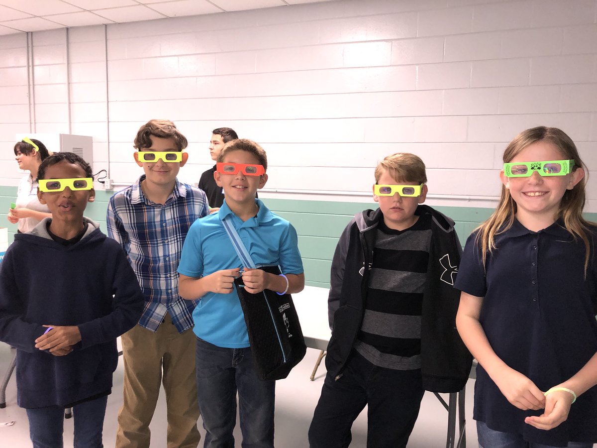 scorpio_melissa's tweet image. What a wonderful day at the Science Expo! These leaders represented Sunrise with excellence! #vcsscience #vcsscienceexpo #sunriseleading @alejandroeight @Sunrisevcs @JulienneSaccon1 @virodrigsunrise @MsKinslow