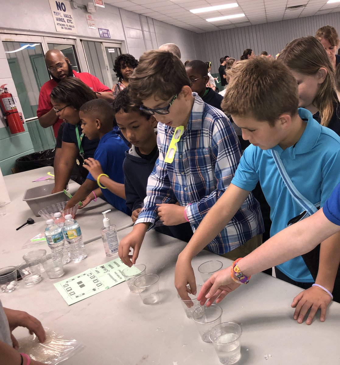 scorpio_melissa's tweet image. What a wonderful day at the Science Expo! These leaders represented Sunrise with excellence! #vcsscience #vcsscienceexpo #sunriseleading @alejandroeight @Sunrisevcs @JulienneSaccon1 @virodrigsunrise @MsKinslow