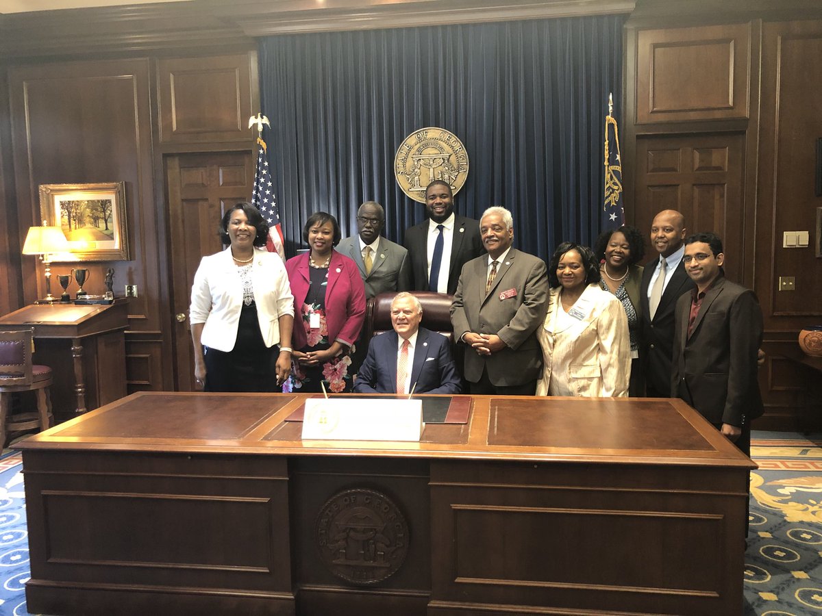 odonaldii's tweet photo. Extremely honored and thankful to stand with @GovernorDeal and South Fulton leaders as he signs HB 1063. This legislation provides me full administrative rights to carry out the business of our great city! #OnwardSouthFulton #GAForward https://t.co/m1UxCwGJy2