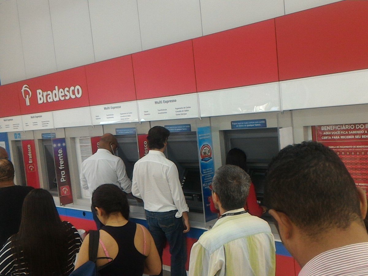 goianogg's tweet photo. @Bradesco toda essa infra-estrutur e só dois caixas funcionando... um absurdo vivido por correntistas e usuários do Bradesco https://t.co/Gn2pM7HYUH