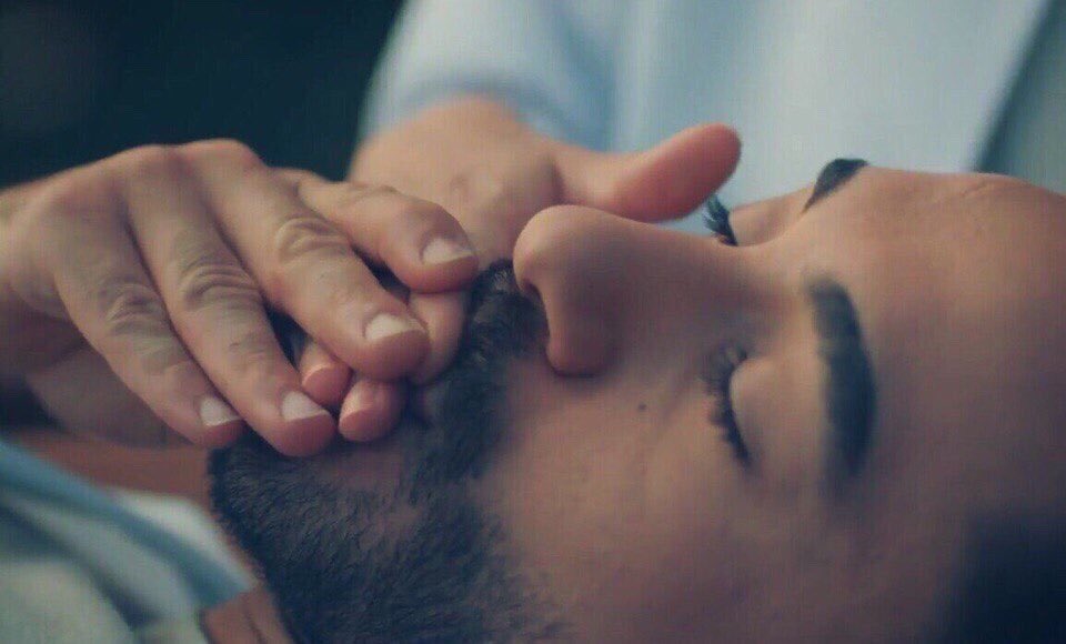 حاول تقبّل كفّ من تحب من الداخل ، لانّ جزء من قلبها في يدها💙