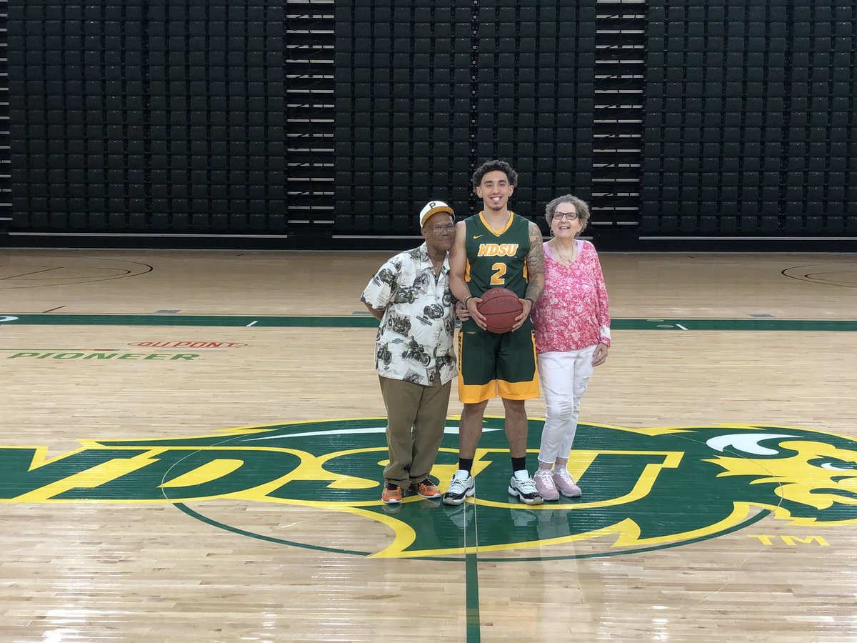 Jhorn_23's tweet photo. To new beginnings... 🤘🏽💛💚 https://t.co/ZgWmeVmpKy