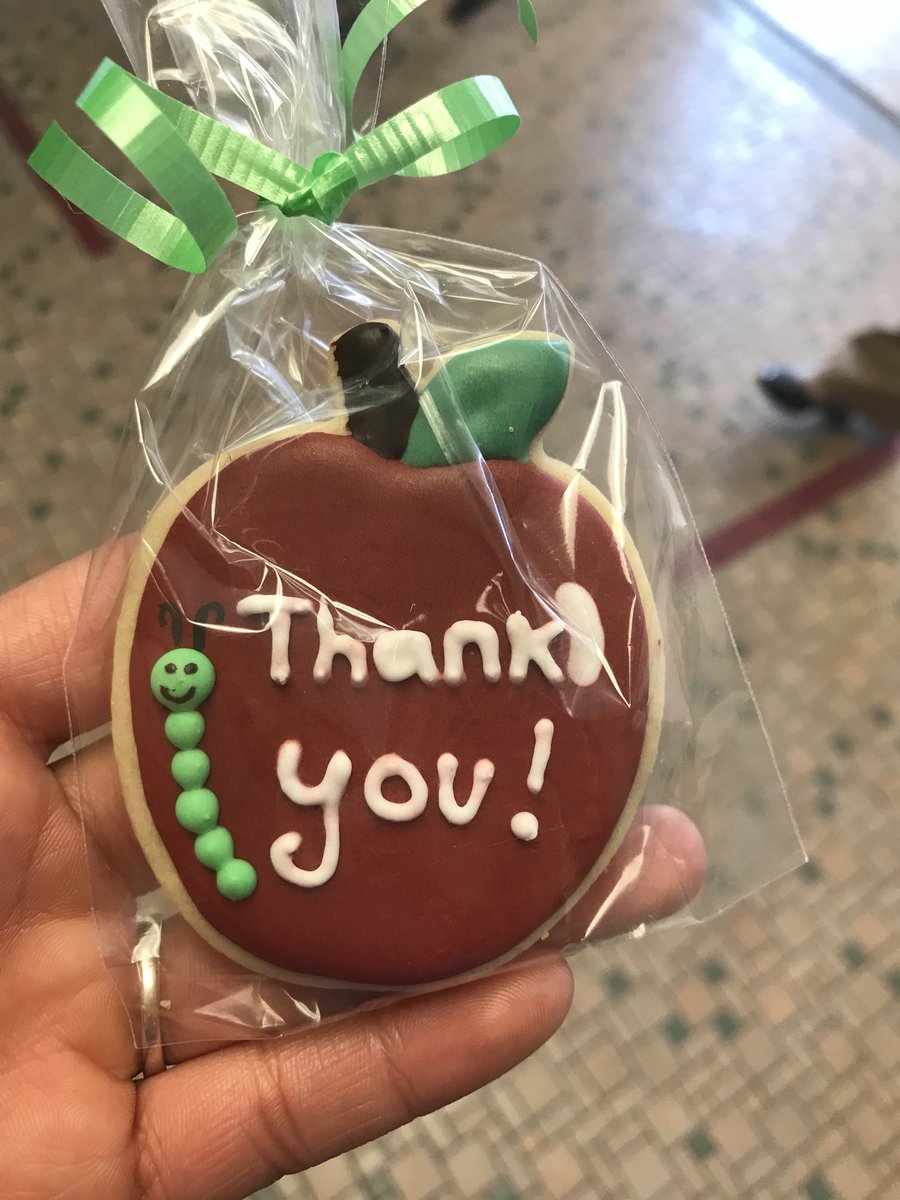 wcrobles's tweet photo. Teacher appreciation week 🍎 #episd #RossMiddleSchool #rossmiddle https://t.co/0twHkZ8zDU