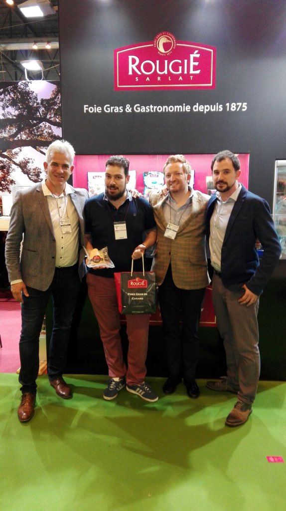 ATLASGOURMET's tweet photo. David González, ganador del último Certámen de Jóvenes Promesas @RougieES y @ATLASGOURMET  que se celebró el año pasado, ha pasado hoy por el stand de Rougié en el #SG18 En la imagen con Alberto Ureña, Fabrice Boucarest de Rougié y @Jorge_VR85 de @ATLASGOURMET https://t.co/PA74Xt5UQM