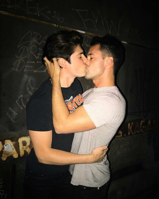 robertgdrway's tweet photo. Sei il sole d’estate, le belle giornate, un abbraccio e due baci la mattina. Sei il senso che ho dato a ‘sto mondo sbagliato.

+4, ti amo amore mio. https://t.co/p5DxhN6Xvp