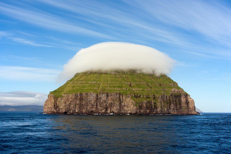 Rainmaker1973's tweet image. Litla Dimun is the smallest of the main 18 islands of the Faroe archipelago, but it often has its own unique cloud bit.ly/2wUUp2E
