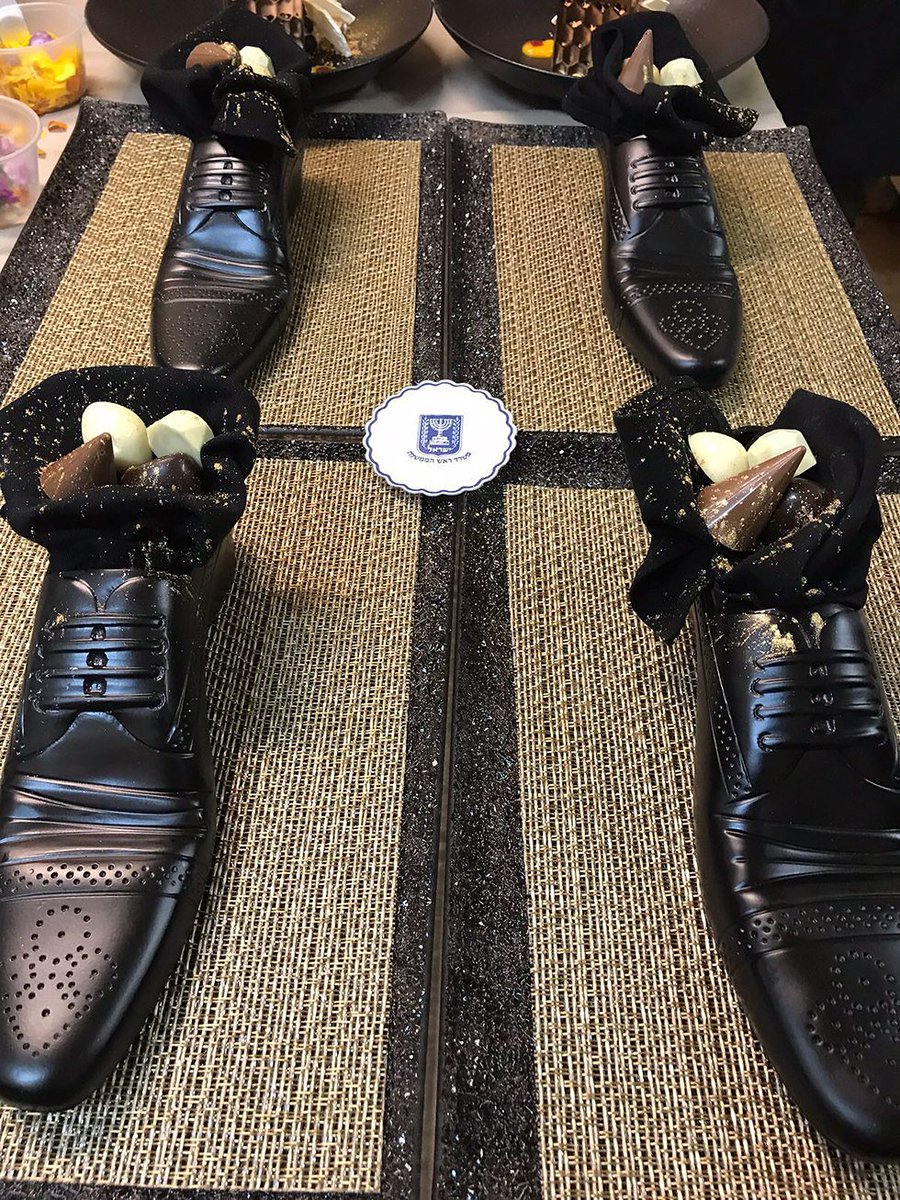 身体の声を聴こう 世界メディアは イスラエルの ネタニヤフ首相 公式昼食会で安倍首相を 侮辱 したと報道 ネタ御用の料理人が デザートのチョコレートを紳士靴の形をした金属製容器に入れて出した 日本外交官 食卓に靴を出す文化なんて世界のどこに