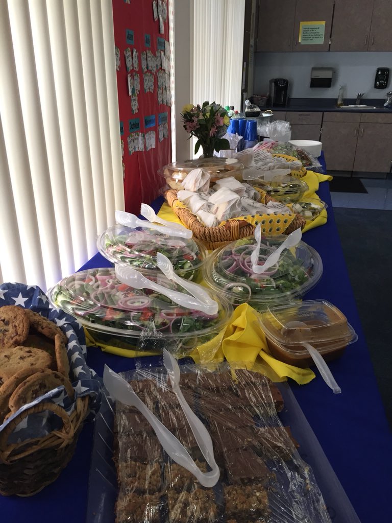 MandyjMurphy's tweet photo. Being spoiled by our PTC 🐻💙💛@rcsdblueoaks https://t.co/tFvCoi2DgG