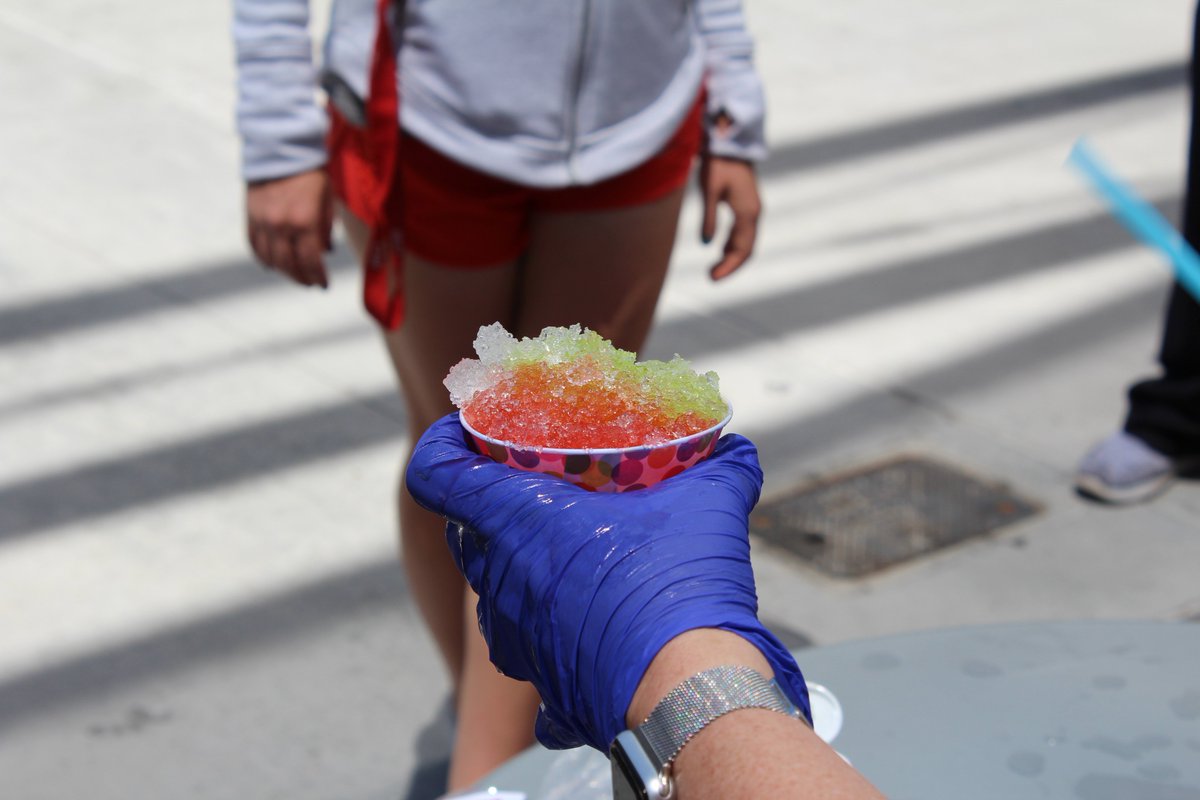 UNLVathletics's tweet photo. Rebel coaches &amp; staff keeping the students cool during finals week with snow cones outside of the @unlv Student Union! #goodluckRebels   

🎥🍧: https://t.co/ZM6Eorq3mK https://t.co/CCbpShl5go