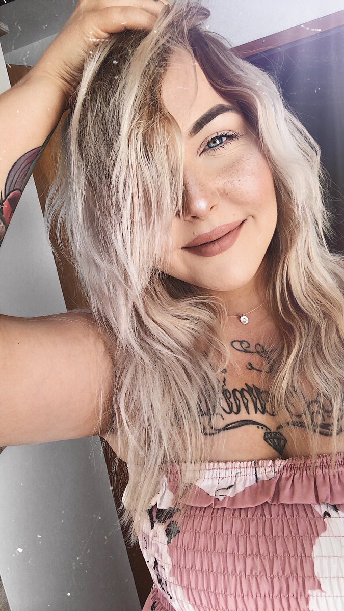 Jennys_strange's tweet photo. 🔥 I N F O 🔥
Morgen 14 Uhr kommt ein neues Videölölö 

➡️ Es ist Sommer! Das heißt.....
Es gibt wieder einen coolen Makeup Look Yaaiii 💖
Ich zeige euch wie ich meinen natural Look schminke und wie ich meine Sommersprossen innerhalb Sekunden perfekt auf die Fress mache 😬 https://t.co/LFN6TBK9fP
