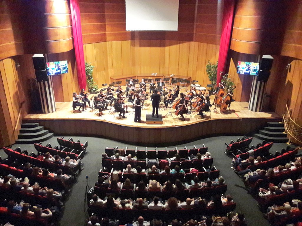 ¡Brava María Múñoz, solista en el concierto de hoy de la OSUCM! Nos ha conmovido a todos con su interpretación en el segundo movimiento del Concierto para violín n°4 de Mozart.