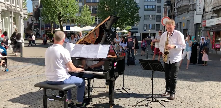 VEDIA_BE's tweet photo. 2 professeurs du Conservatoire #Verviers, Rhonny Ventat &amp; Gerard Westphal, et https://t.co/6y00LcoYcg se sont associés pour rendre un hommage à #Maurane. Cette parenthèse musicale s'est déroulée dans les rues de Verviers en fin d'après-midi.
▶️https://t.co/yoj7uVtiVh https://t.co/8kA5wdDkPI