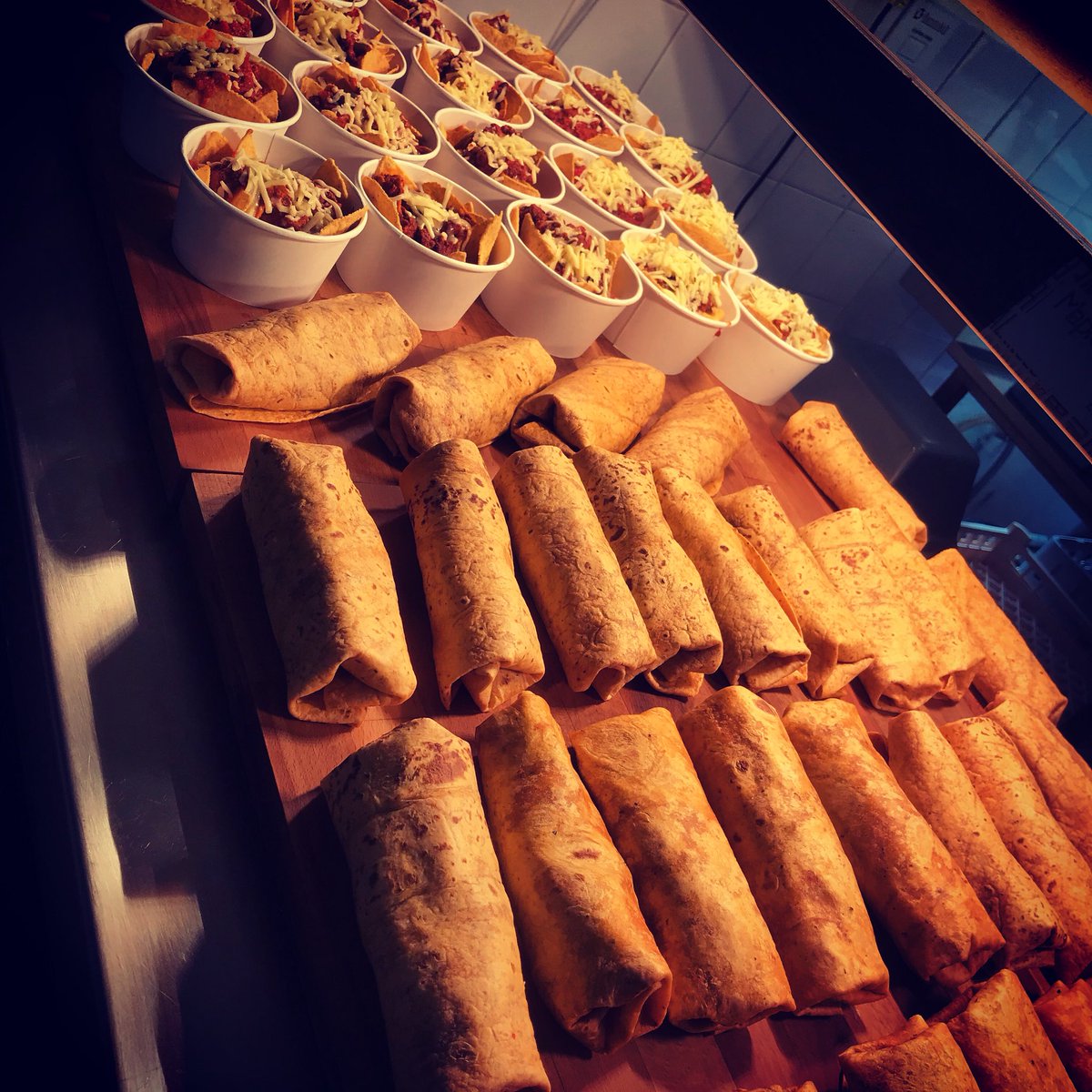 Nigels73's tweet photo. Burritos and chilli nachos looking lovely today @churchillacademy good work @CASFchartwells #schooldinners 👏👏👏 https://t.co/0ASe0n3kIx