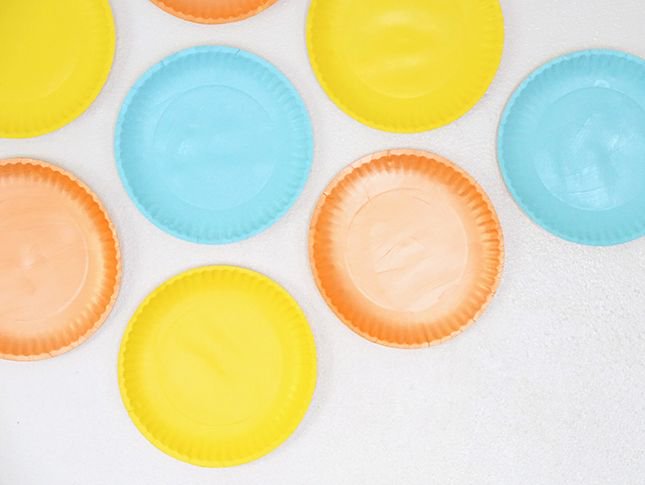Cute, simple paper-plate wall decoration activity for kids #kidsactivities #easypeasy buff.ly/2wlnUiL