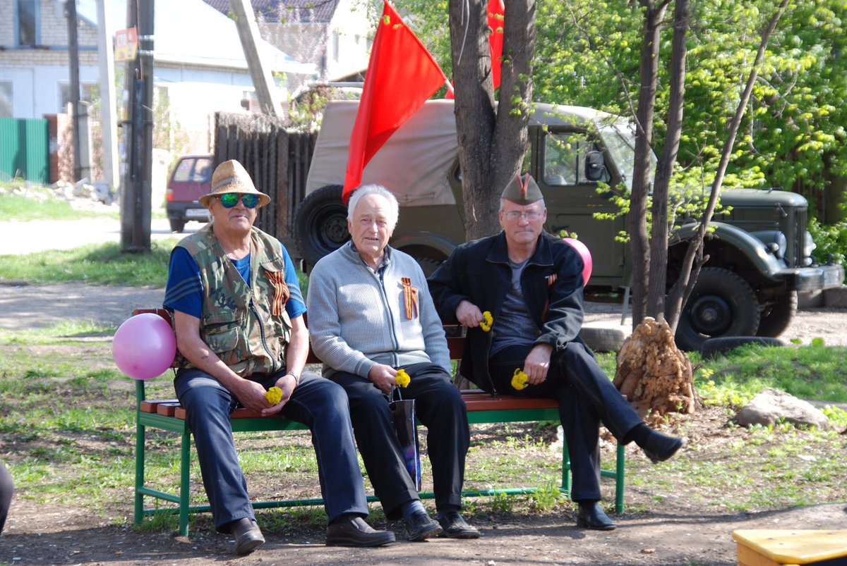 69Genka's tweet photo. ТОС-19 поздравил ветеранов с праздником Победы в сквере семейного отдыха.Праздничный концерт и конечно же фото на память на фоне военной машины.Со словами поздравления к ветеранам обратился секретарь первичного отделения партии Единая Россия центрального района Геният Газизулин. https://t.co/EzvpDJdLLO