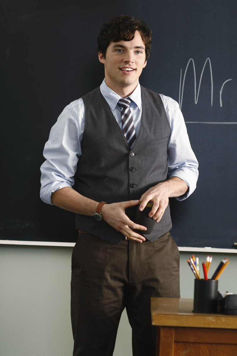 PLLonMax's tweet photo. Drop a 🙋🏻‍♀️ if you would have wanted Mr. Fitz as your teacher. #TeacherAppreciationDay #PrettyLittleLiars https://t.co/TZ0fn21As6