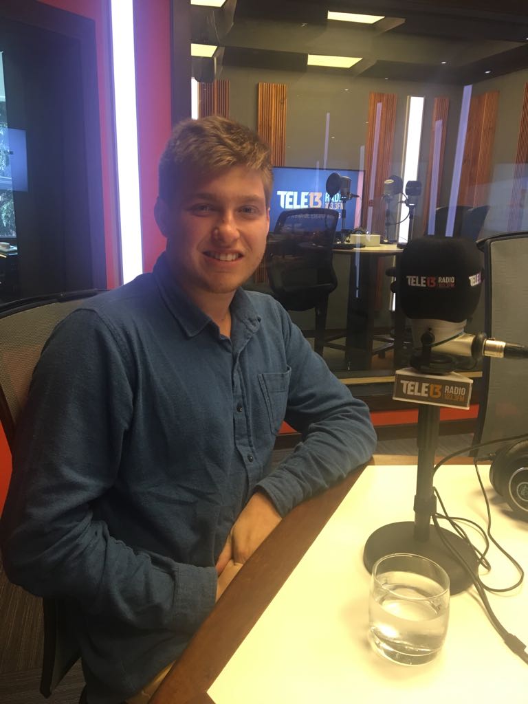 Tele13_Radio's tweet photo. ✓ #NuevaMente | Chilenos crean dispositivo portátil que controla los temblores del Parkinson. Hablamos con Felipe Nagel, Ingeniero del equipo creador de “Grace”.

🔸#Podcast: https://t.co/HzKA1bxF4u
🔹#FbLive: https://t.co/muRrfrGkM9 https://t.co/0YCyYosACv