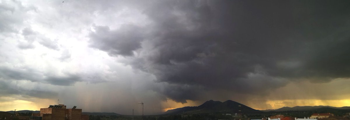 AitorAB89's tweet photo. En Malagón hace unos instantes @meteocr https://t.co/8yjivGFl2b