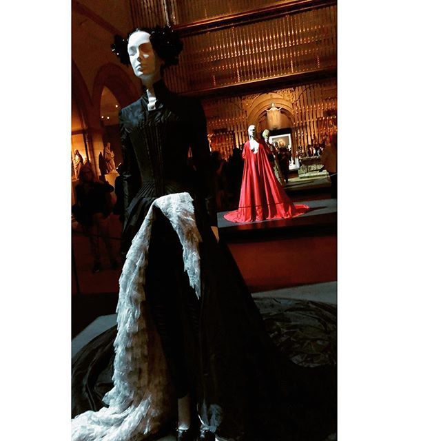 fbaldaro's tweet photo. All the glory to the Catholic Church and its earthly servant, Anna Wintour 🙏 #MetHeavenlyBodies #annawintourcostumecenter #metmuseum #metmembers #catholic #couture #fashion #glory https://t.co/h02LuD9VTf https://t.co/KLUlxFyOKW