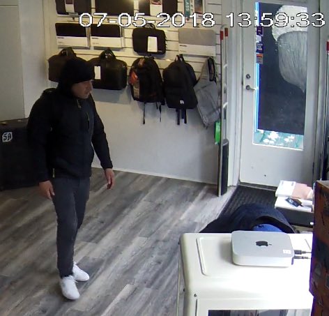 Hæ elsku Twitter. Ég þarf að ná tali af þessum mönnum. Ef þú þekkir til þeirra eð getur gefið mér nánari upplýsingar um þá, endilega láttu mig vita í skilaboðum. Takk. Ég yrði mjög þakklátur ef þessu yrði deilt áfram